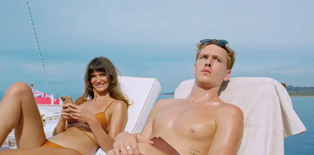 Gra na trójkącie: Film, który warto zobaczyć i dlaczego jest wyjątkowy