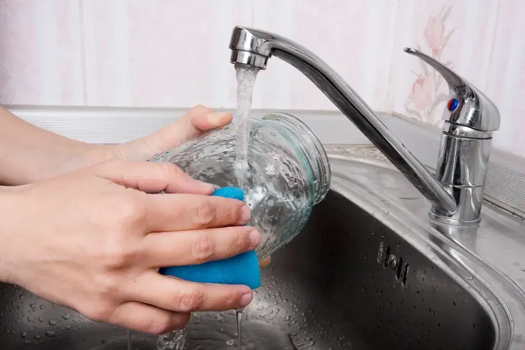 Jak bez wysiłku usunąć uparty klej z butelki? Sprawdzone sposoby bez zarysowań