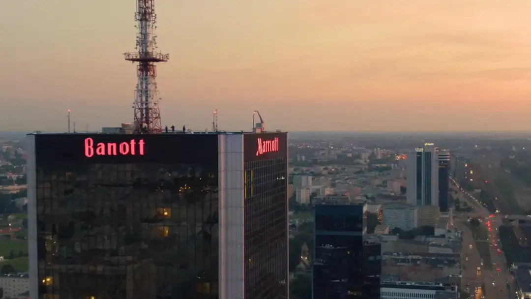 Hotel Marriott Warszawa - Ile pięter naprawdę ma ten budynek?