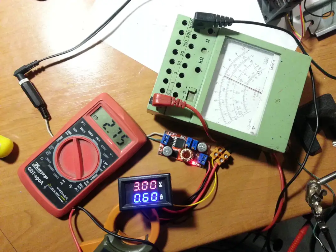 Jak podłączyć amperomierz z bocznikiem - uniknij błędów w pomiarach