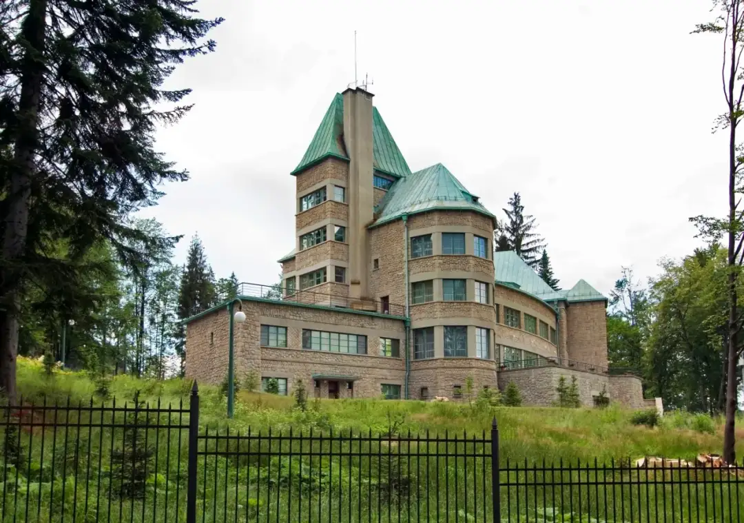 Zamek Prezydenta RP w Wiśle: Twój przewodnik po historii i zwiedzaniu Zamek Prezydenta RP w Wiśle: Twój przewodnik po historii i zwiedzaniu