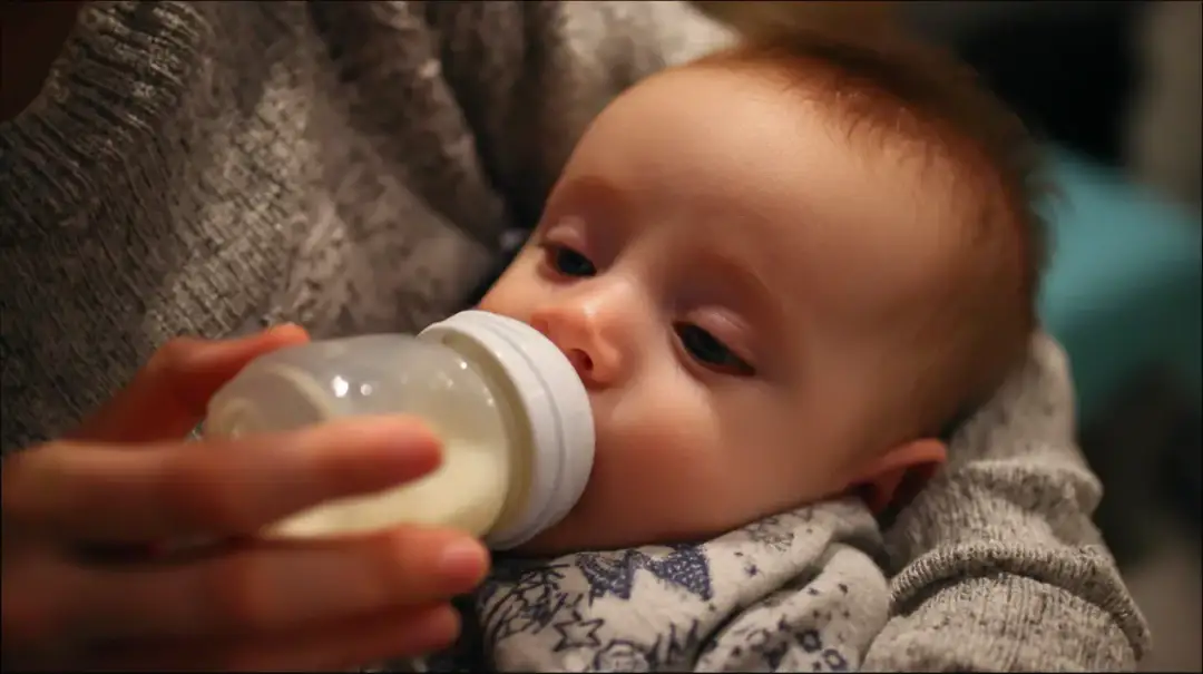 Przekarmienie niemowlaka: objawy, przyczyny i jak mądrze karmić?