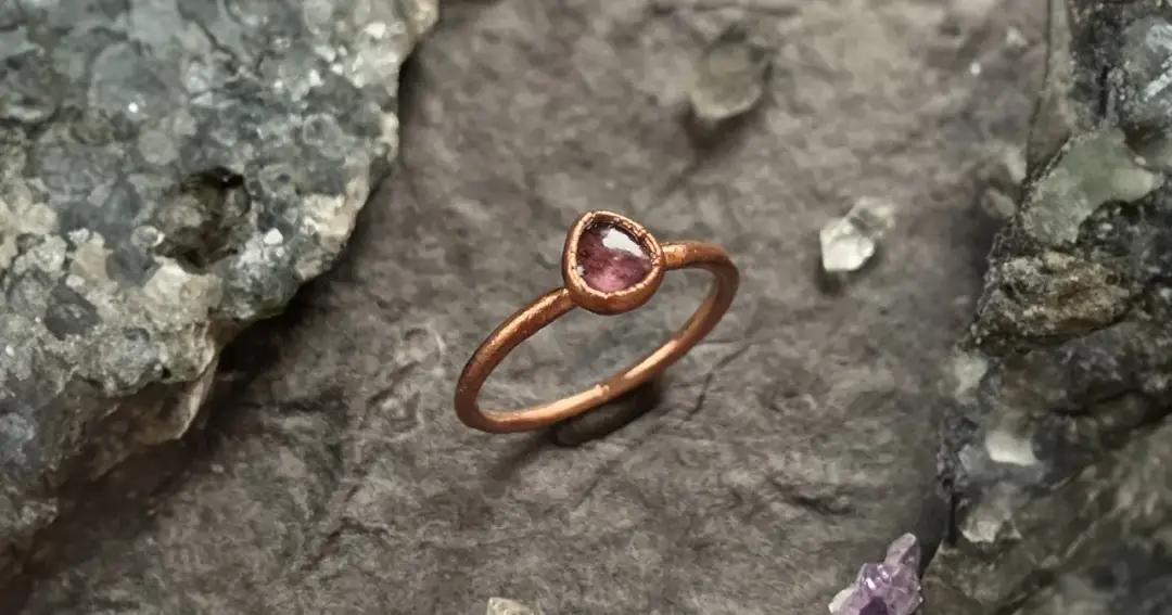 Skuteczne metody jak czyścić miedzianą biżuterię bez uszkodzeń