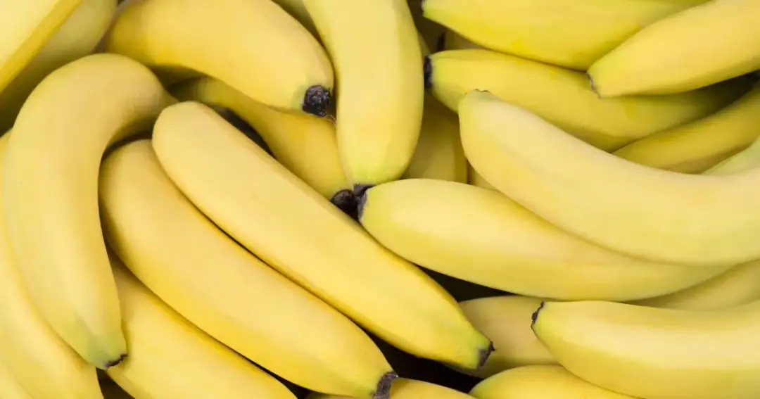 Czy banan uczula niemowlaka? Objawy i jak wprowadzać do diety