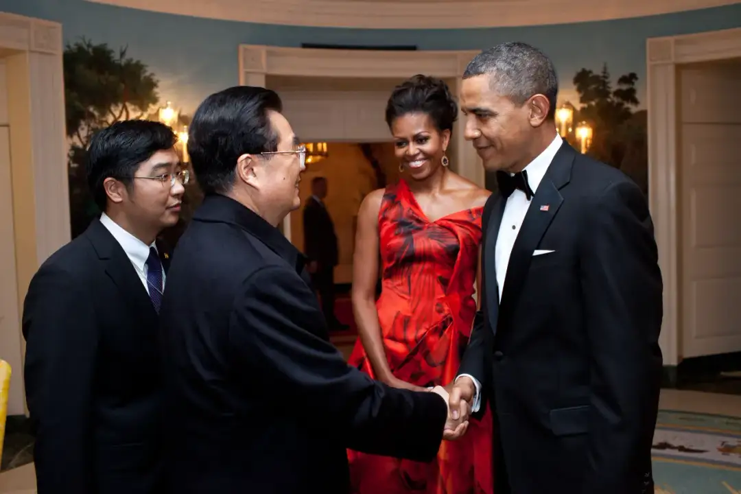 Czerwony krawat co oznacza? Symbolika i znaczenie w różnych kulturach