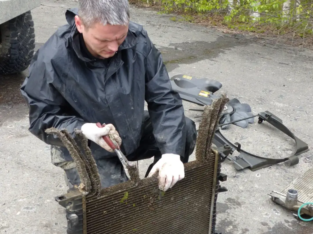 Jak skleić chłodnicę samochodową: skuteczne metody naprawy i porady