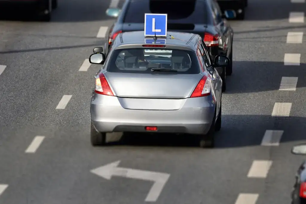 Ile kosztuje prawo jazdy kategorii AM? Wszystkie ukryte wydatki w Polsce