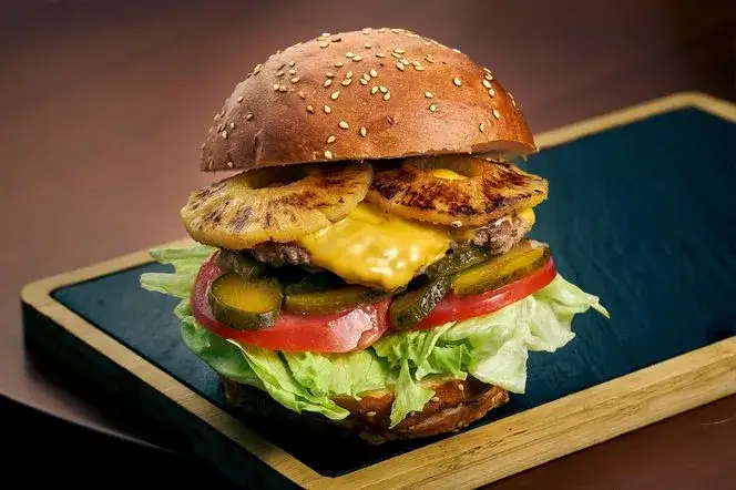 Jak usmażyć burgera, aby był soczysty i pełen smaku?