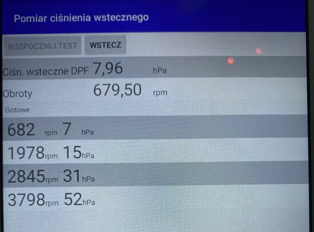 Pomiar ciśnienia wstecznego DPF. Wartość 7,96 hPa przy 679,50 obr./min. Test pokazuje prawidłową różnicę ciśnień dpf.