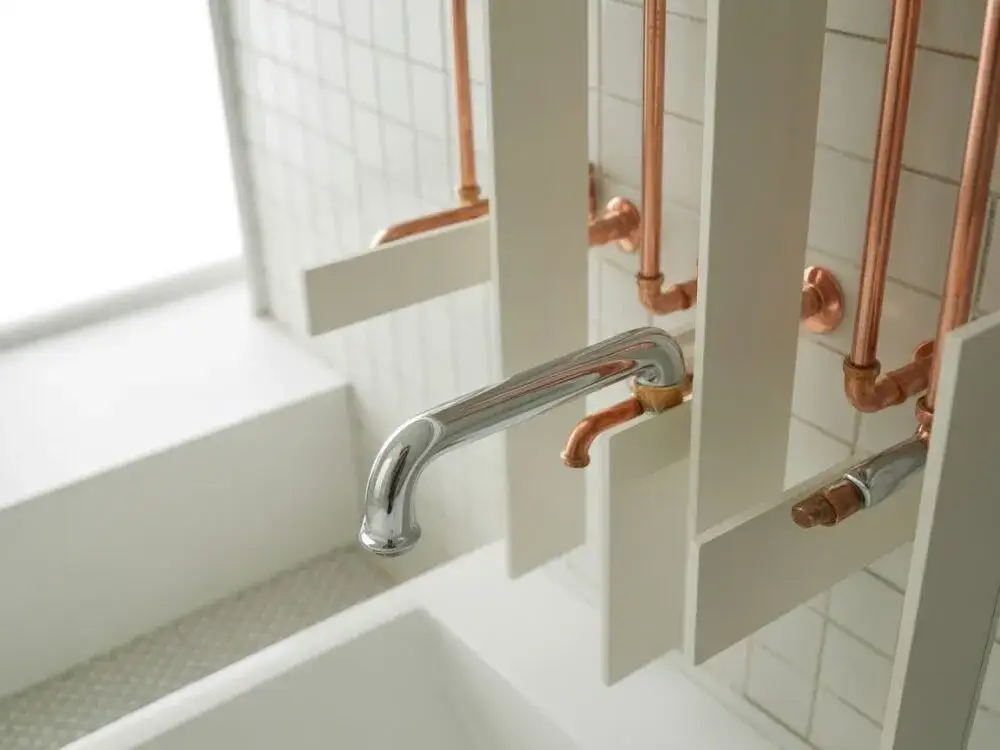 Jak skutecznie zamaskować rury CO i poprawić wygląd wnętrza