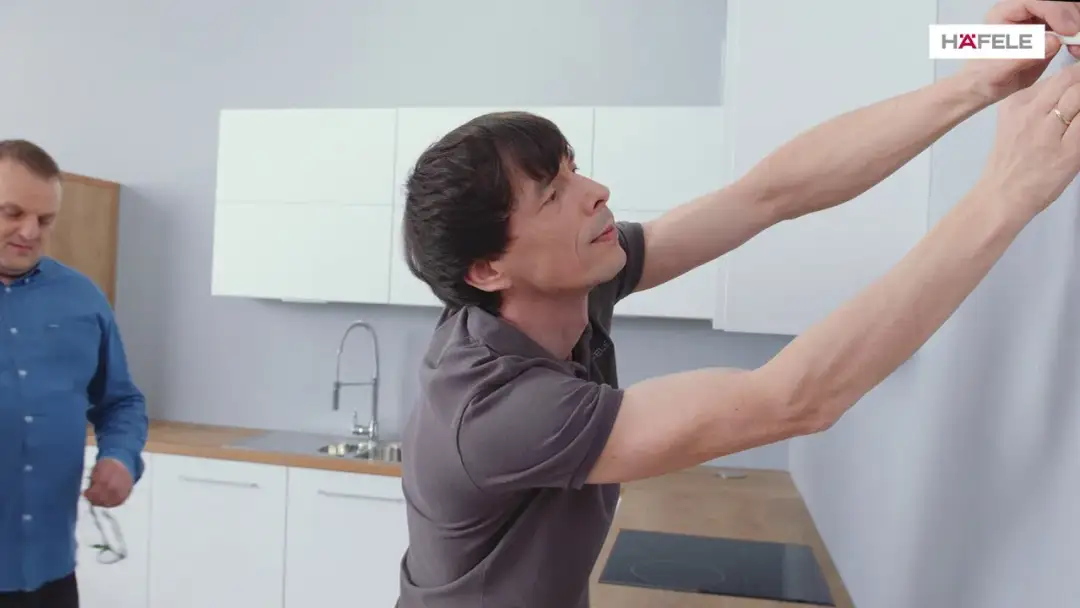 Jak zamontować zawieszki do szafek – uniknij najczęstszych błędów