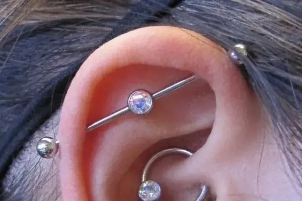 Jak zrobić industrial kolczyk bez bólu i błędów – krok po kroku