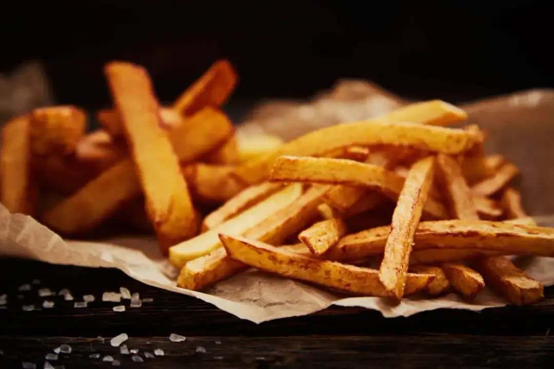 Ile smażyć frytki domowe, aby były idealnie chrupiące i złociste