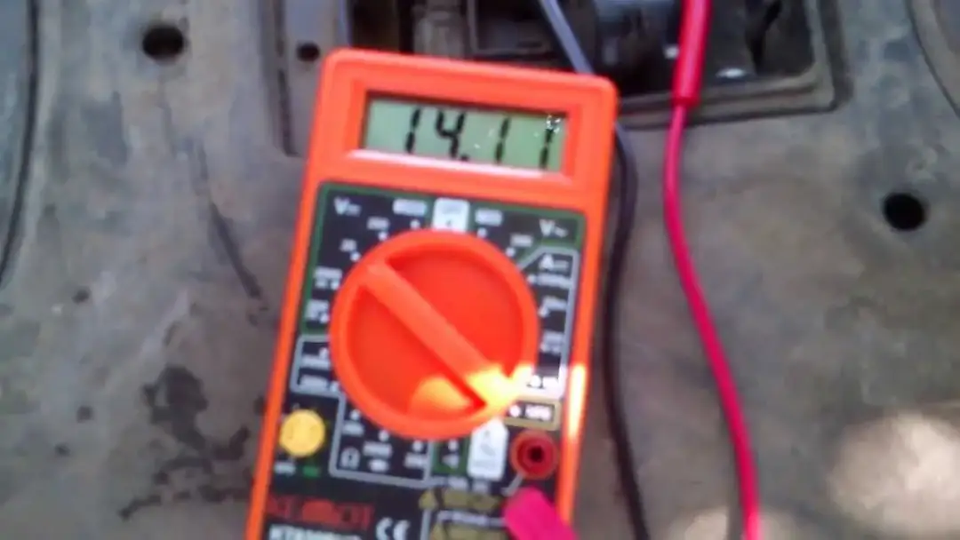 Jak naładować akumulator w skuterze bez prostownika - skuteczne metody