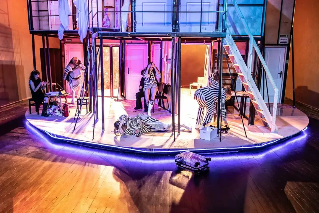 Czego nie wolno robić w teatrze? Unikaj tych 10 poważnych błędów