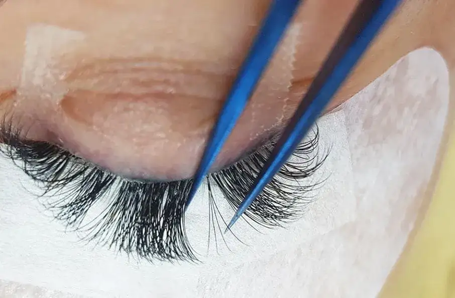 Ile można nosić kępki rzęsy? Sprawdź, jak uniknąć błędów i przedłużyć ich trwałość