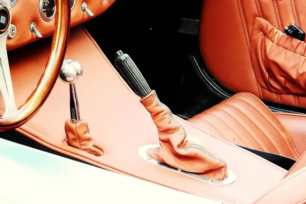 Do czego służy hamulec ręczny i jak może uratować Twój samochód