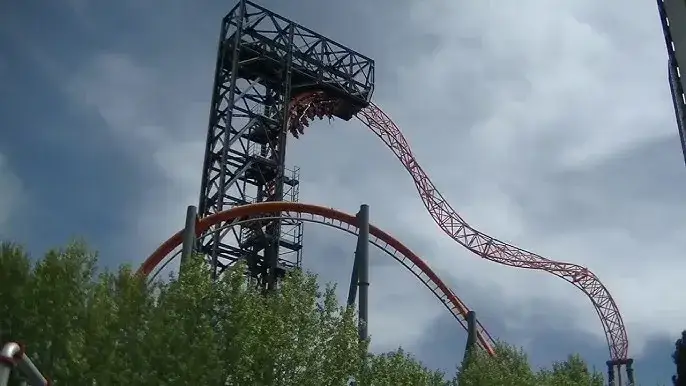 Abismo en el Parque de Atracciones Madrid: emociones y seguridad al máximo