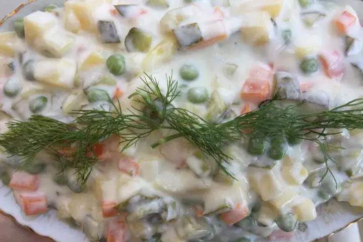 Ile kalorii ma sałatka jarzynowa z majonezem? Sprawdź, jak wpływa na dietę!