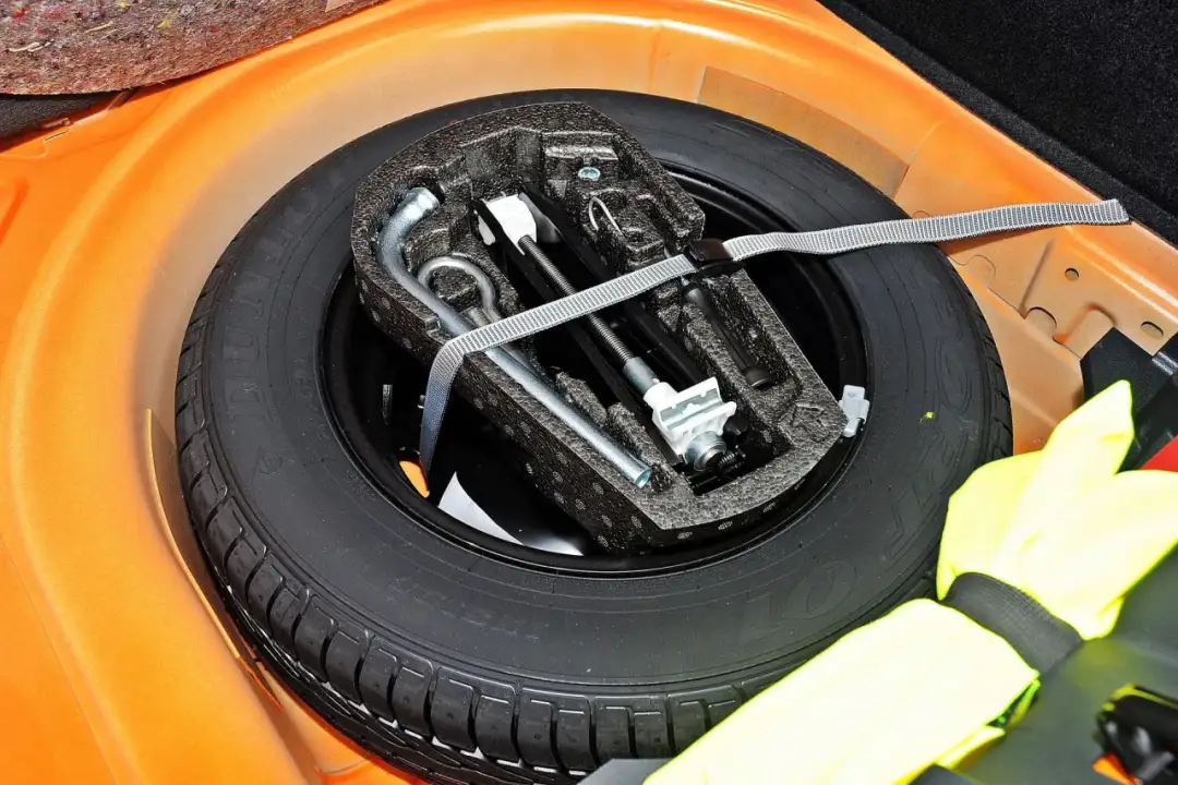 Koło zapasowe: Jak je zamocować? Uniknij śmiertelnego błędu!