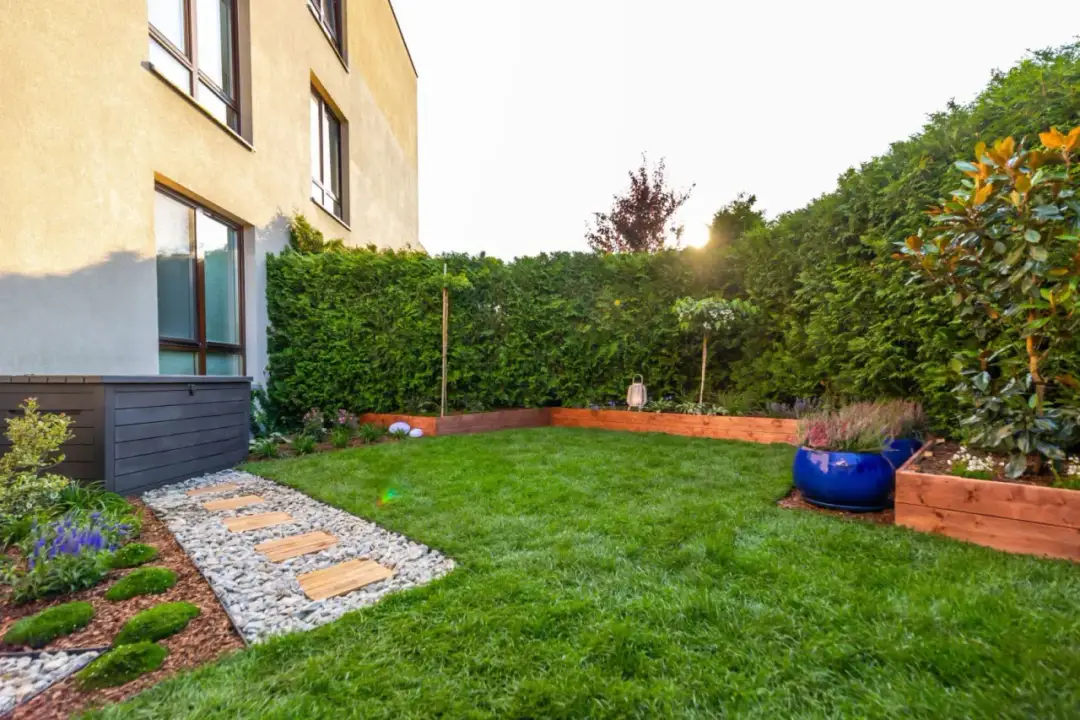 Ogródek na parterze w bloku - Twój zielony azyl krok po kroku