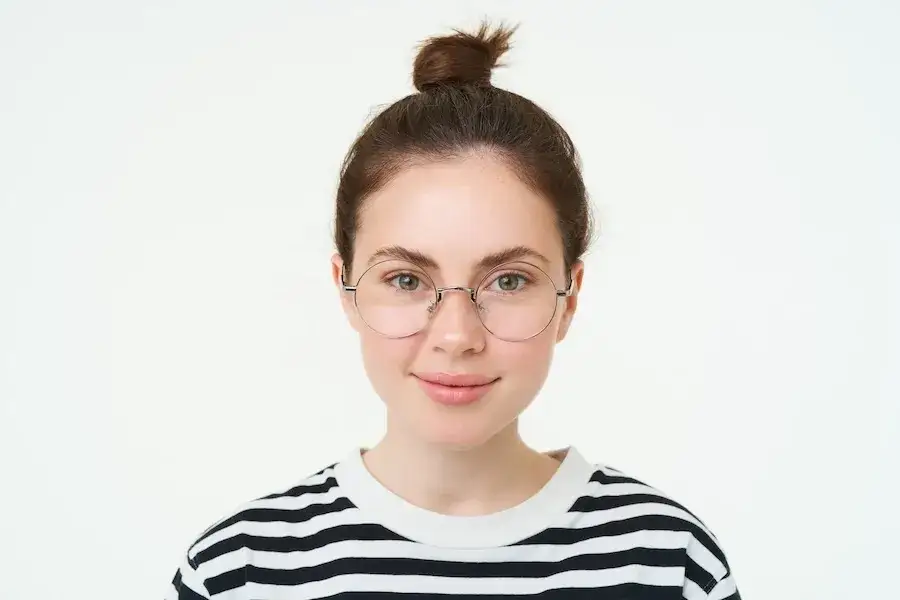 Czy można zrobić zdjęcie do paszportu w okularach? Sprawdź zasady!