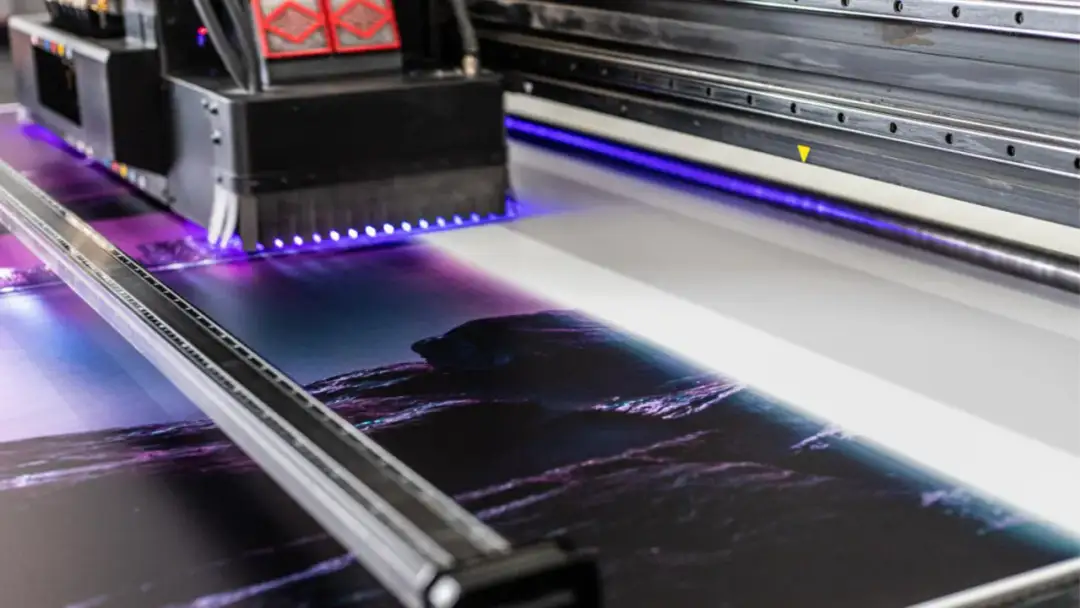 Druk UV na folii: Dlaczego warto wybrać tę technologię dla reklamy?