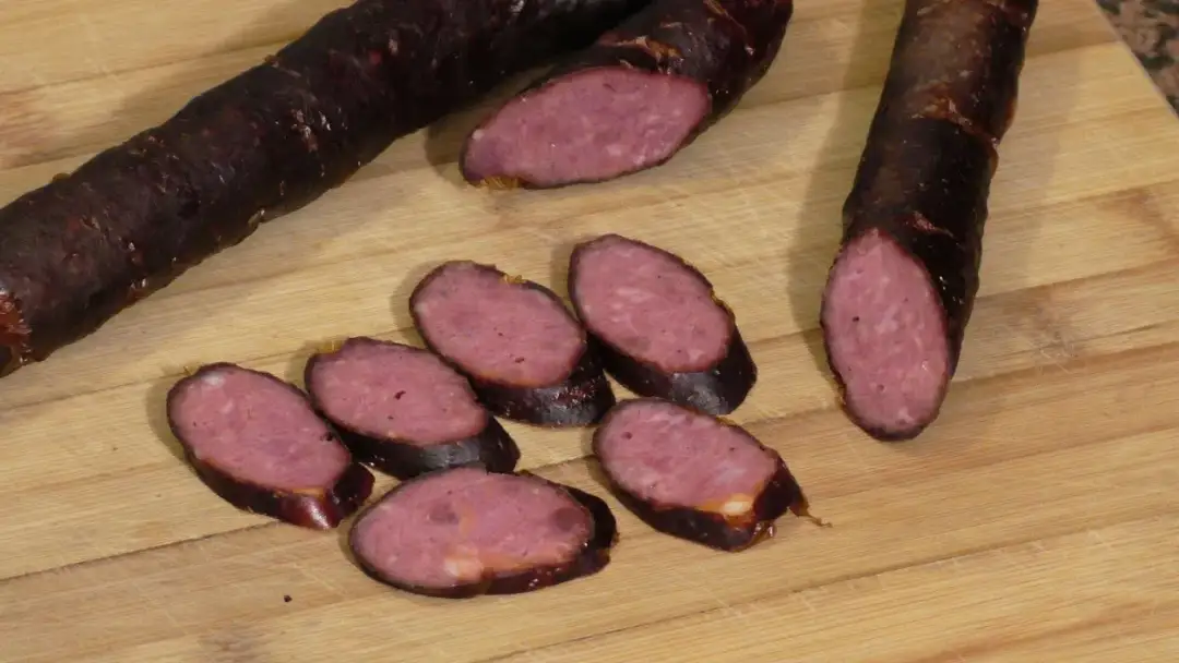 Ile mięsa wołowego do kiełbasy? Sprawdź idealne proporcje dla smaku