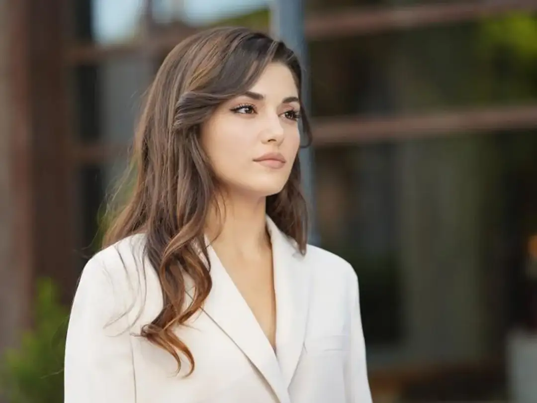 Piękna Hande Erçel w białej marynarce. Czy Hande Erçel ma dzieci? Aktorka skupia się na karierze.