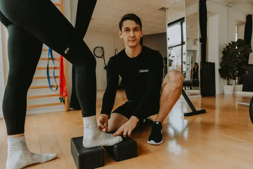 Czy można ćwiczyć przy uszkodzonej łąkotce? Bezpieczne opcje rehabilitacji