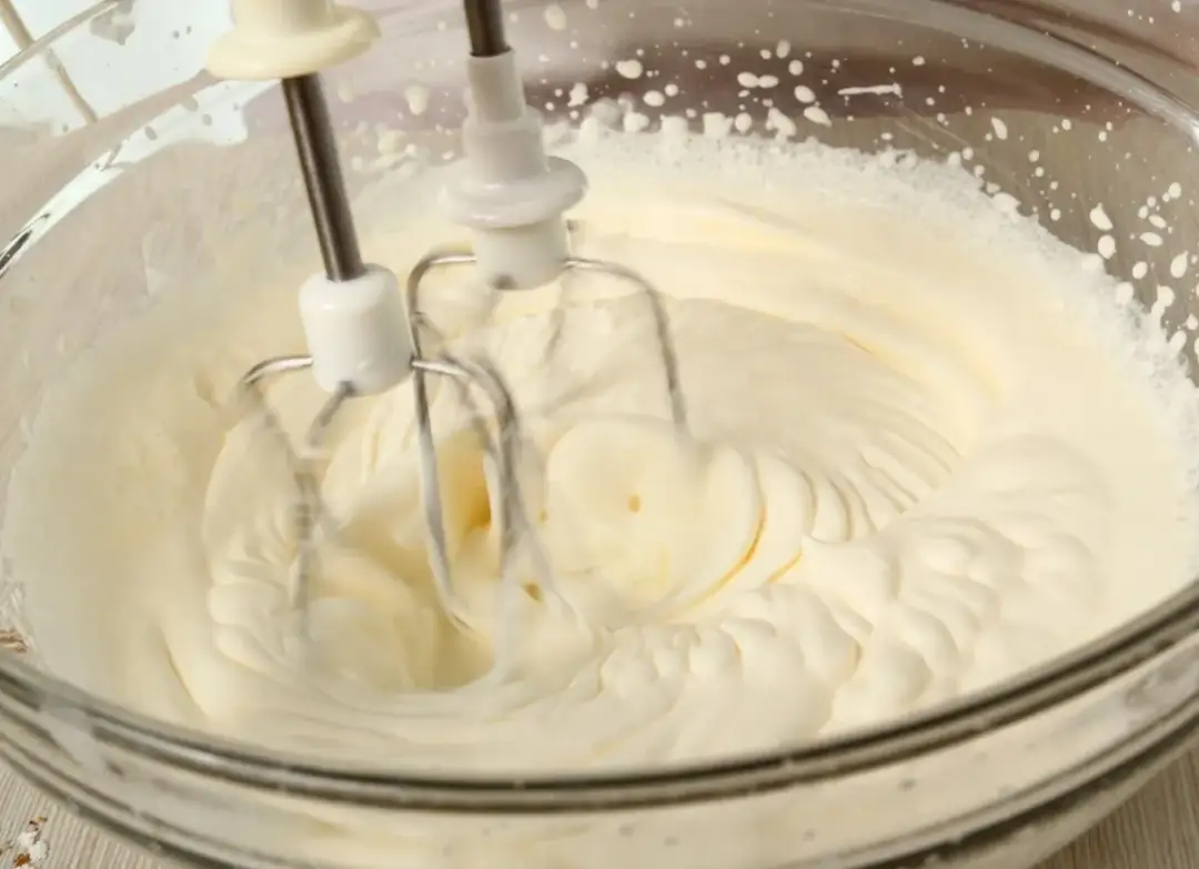 Krem śmietankowy do tortu bez mascarpone - Jak zrobić go stabilnym?