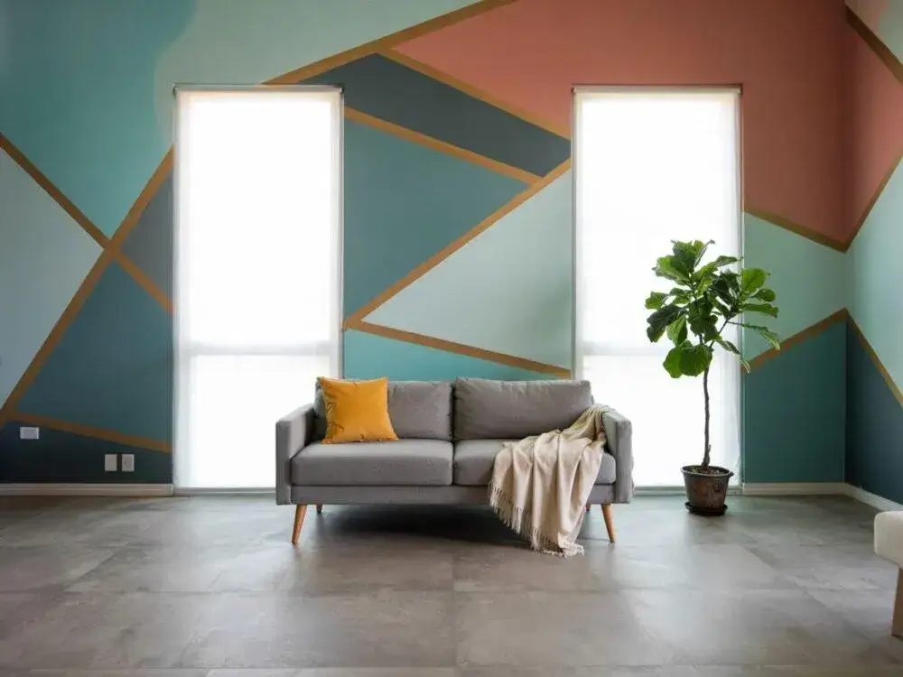 Malowanie wzorów na ścianie: Jak odmienić wnętrze? 5 technik