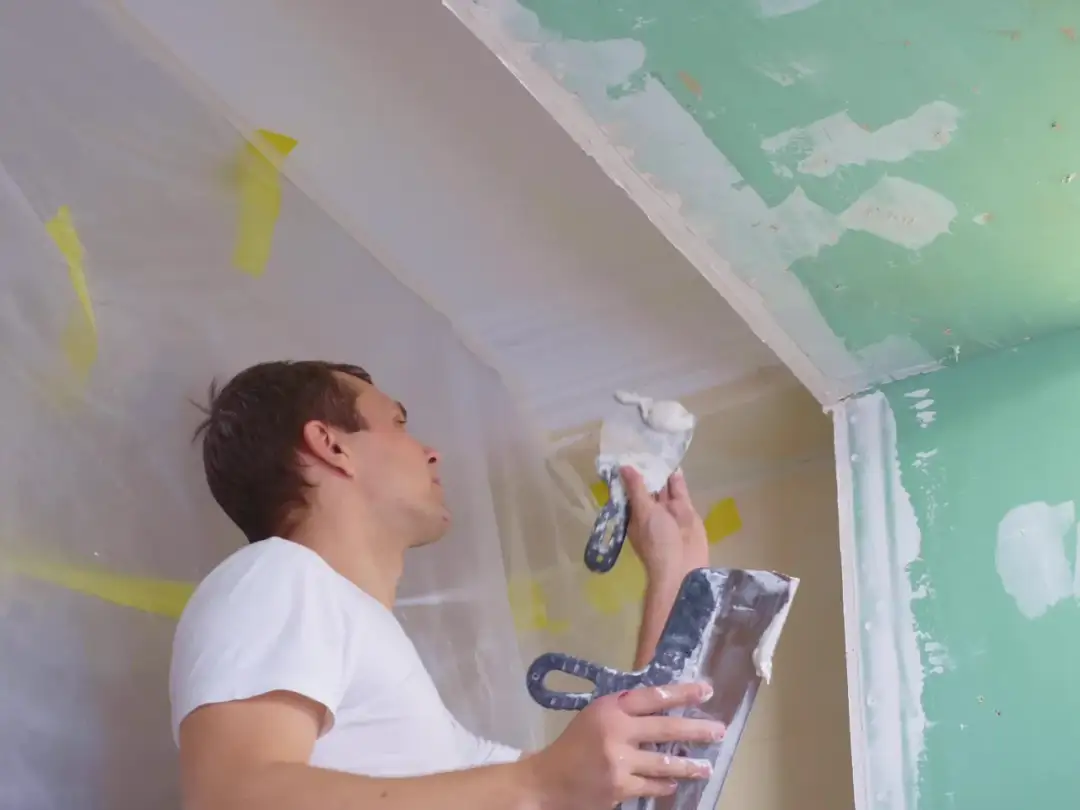 Samodzielne tynkowanie ścian: Poradnik KROK PO KROKU czy dasz radę?