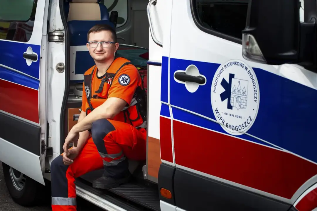 Jak zostać ratownikiem medycznym? Kompletny przewodnik krok po kroku