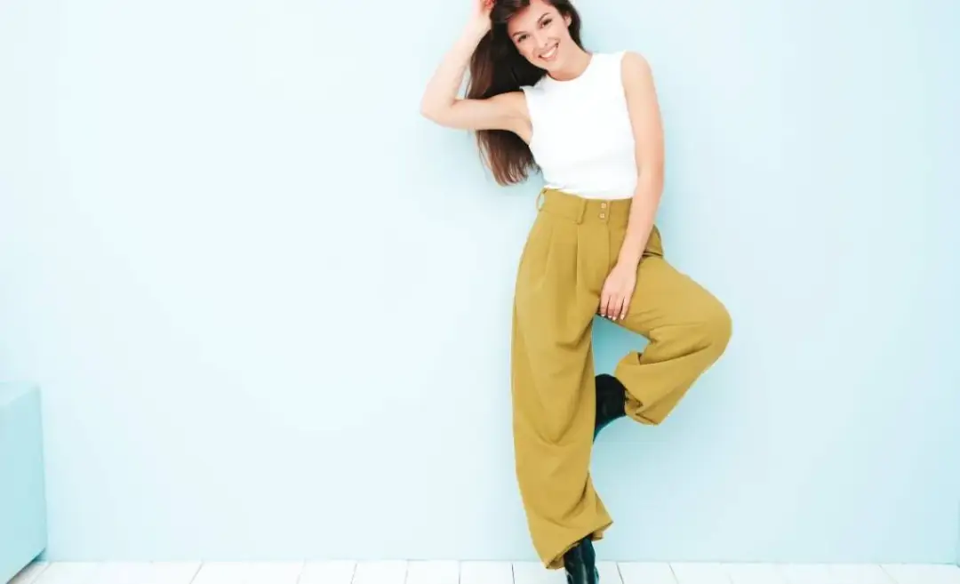 Buty do spodni palazzo: jak dobrać, by wydłużyć nogi? Poradnik