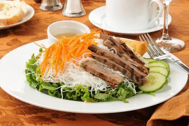 Jakie surówki do gęsi idealnie podkreślą smak pieczonego mięsa