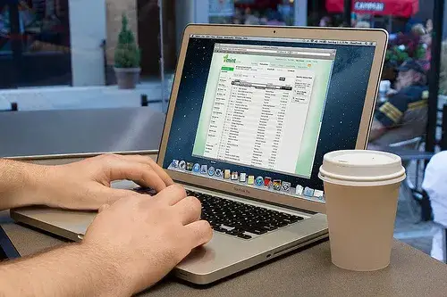 Ile prądu bierze komputer? Sprawdź, jak obniżyć rachunki za energię