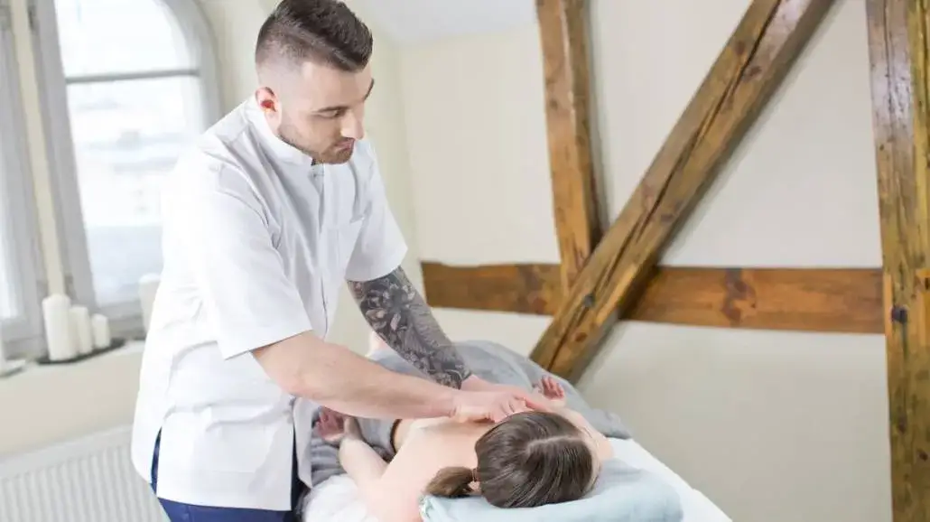 Fizjoterapeuta bez studiów? Poznaj legalne alternatywy i ich granice