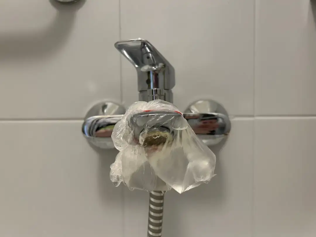 Skuteczne sposoby na odkamienienie słuchawki prysznicowej bez wysiłku