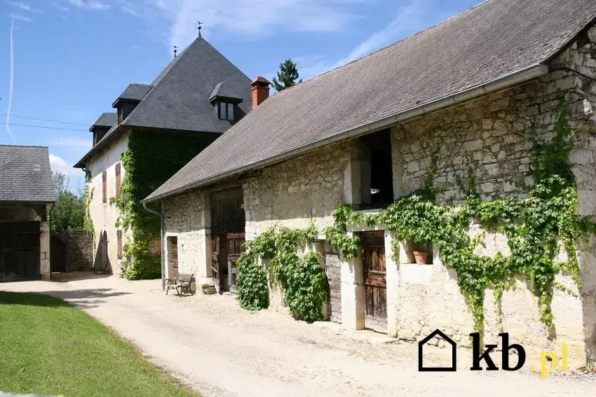 Adaptacja budynku gospodarczego na dom: Czy to legalne i jak to zrobić?