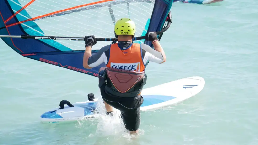 Kitesurfing czy windsurfing - który sport wybrać dla siebie?