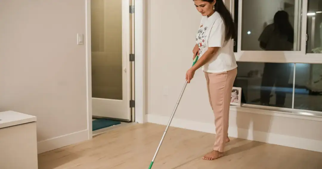 Czym myć panele po remoncie, aby uniknąć uszkodzeń i smug? Czym myć panele po remoncie, aby uniknąć uszkodzeń i smug?