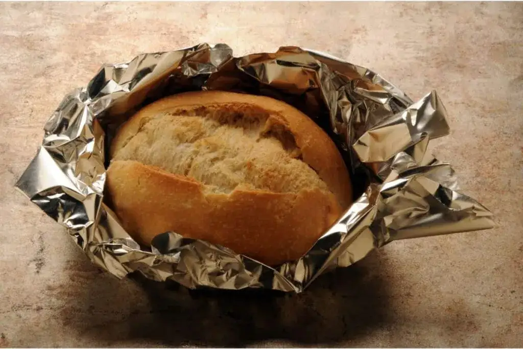 Jak odświeżyć bułki w mikrofalówce? Szybki sposób na miękkość