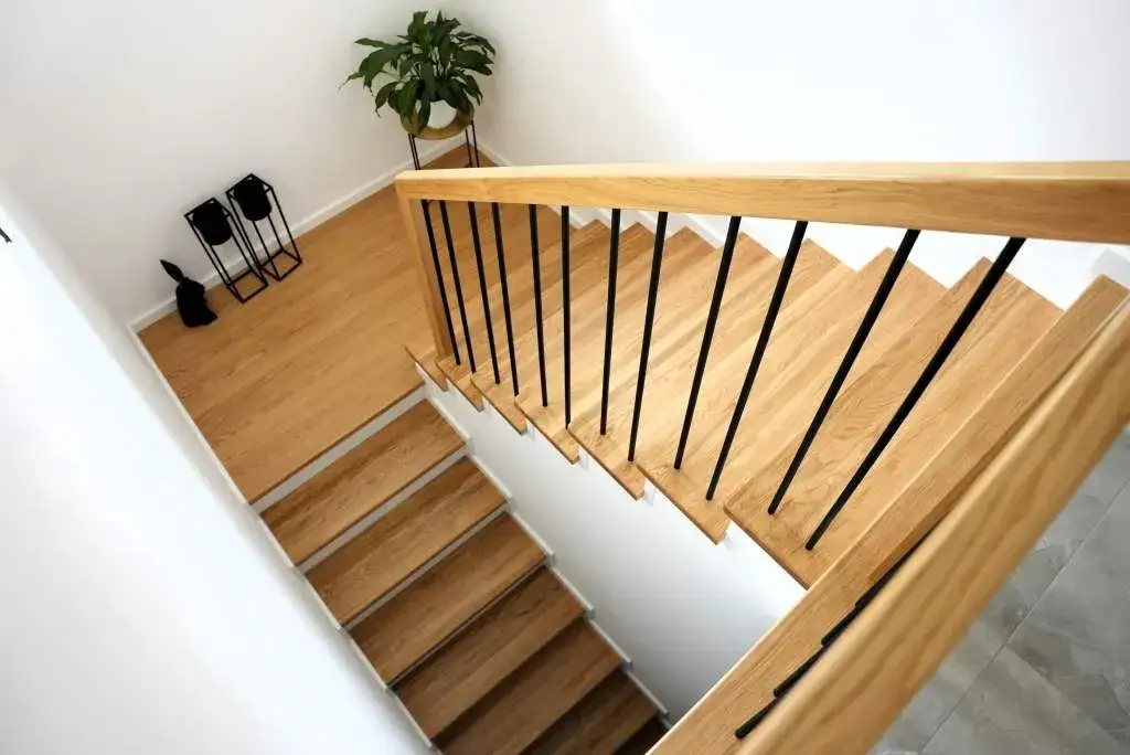 Schody drewniane z białymi podstopniami: elegancja i funkcjonalność