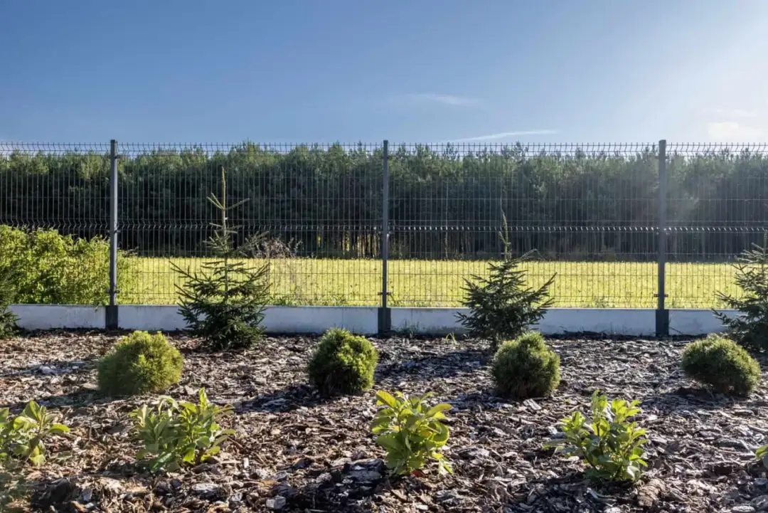 Ile kosztuje ogrodzenie z siatki? Sprawdź, co wpływa na cenę