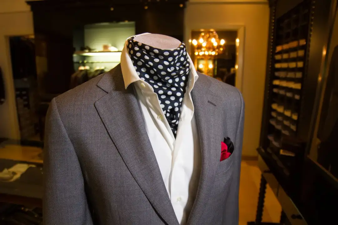 Nowoczesne alternatywy - co zamiast krawata dla eleganckiego mężczyzny