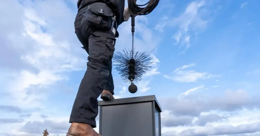 Ile kosztuje czyszczenie komina? Sprawdź, co wpływa na ceny usług