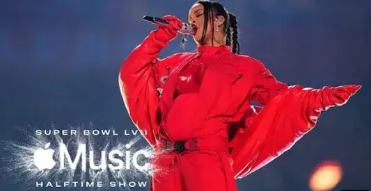Rihanna wyjawia ciążę podczas finału Super Bowl. {To nie było planowane}