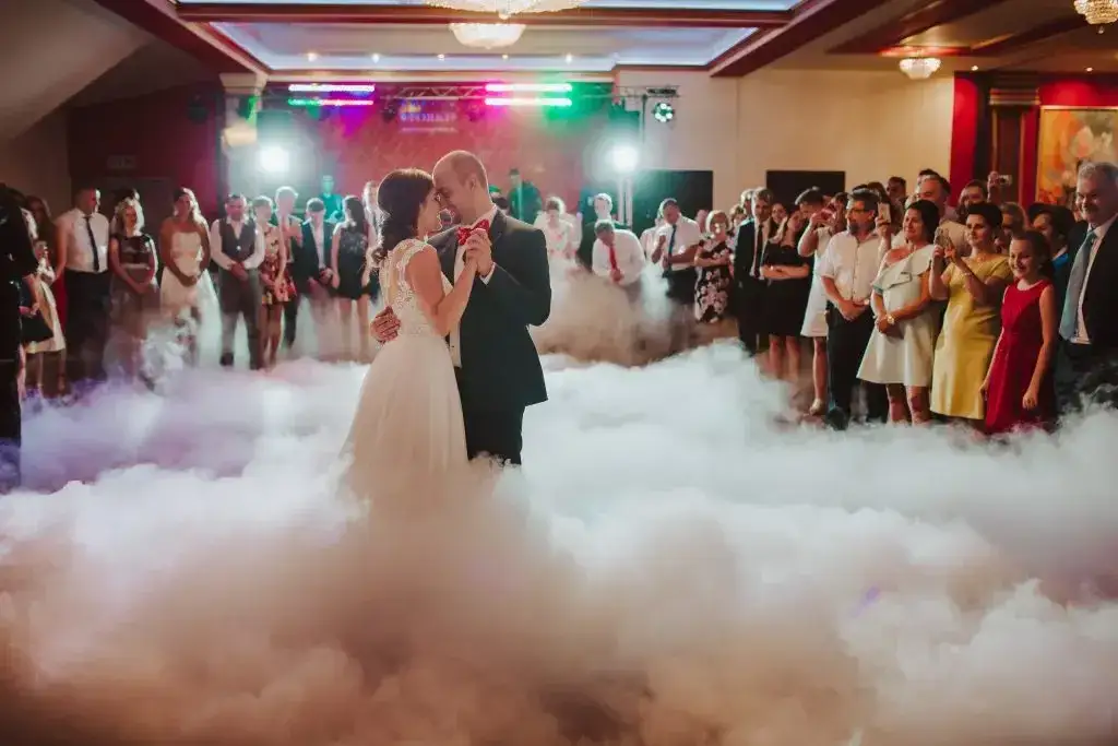 Ile kosztuje ciężki dym na wesele? Poznaj ceny i ukryte koszty