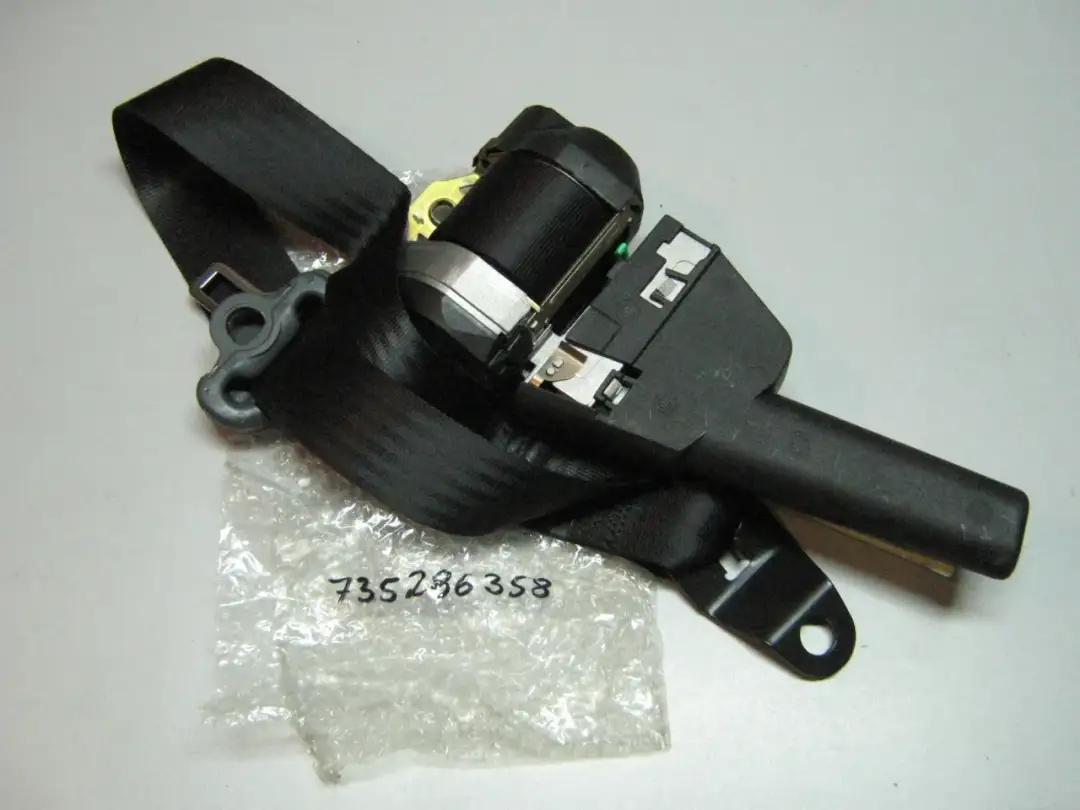 Czarny pas bezpieczeństwa z mechanizmem zwijającym i mocowaniem. Ten przedłużacz pasa bezpieczeństwa zapewnia dodatkowy komfort i bezpieczeństwo.